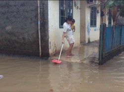 Banjir di Cipinang Melayu Surut, Warga Bersih-bersih