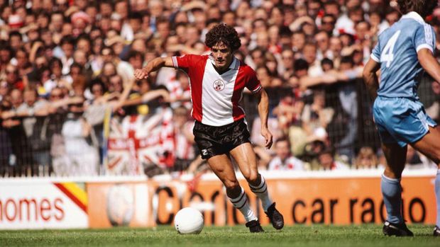Kevin Keegan, 1980 SOUTHAMPTON, UNITED KINGDOM - AUGUST 16: England captain Kevin keegan in action on his Southampton home debut following his move from SV Hamburg, against Manchester City at The Dell on August 16, 1980 in Southampton, England. (Photo by Duncan Raban/Allsport/Getty Images)