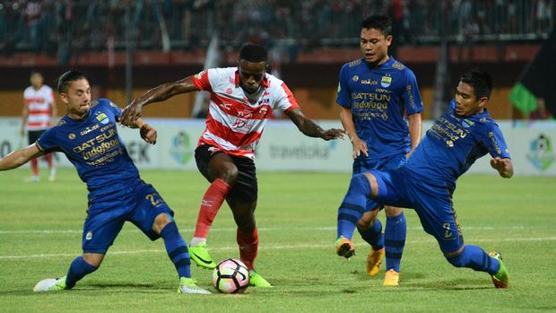 Greg Nwokolo mencetak tiga gol bersama Madura United.