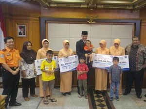 Haru Istri Korban Heli Basarnas Jatuh Saat Terima Santunan