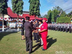 Petugas SPBU Kota Blitar Dapat Penghargaan di HUT Bhayangkara