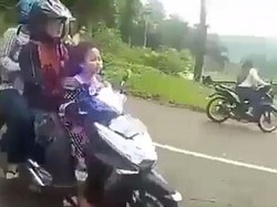 Viral! Motor Matik Sekeluarga Remnya Blong di Turunan Mojokerto