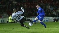 Gol pertamanya tercipta pada 2 Oktober 2002, saat bikin dua gol ke gawang Wrexham di Piala Liga Inggris. Rooney jadi pencetak gol termuda Everton saat itu. (Foto: Getty Images Sport)