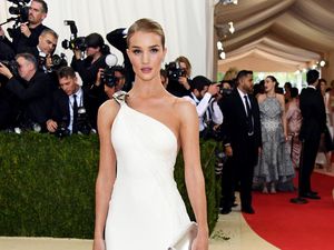 Rosie Huntington-Whiteley: Jadi Ibu Benar-benar Mengubah Hidupku Rosie Huntington-Whiteley: Jadi Ibu Benar-benar Mengubah Hidupku