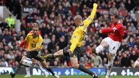Bek Arsenal Philippe Senderos gagal menghadang tendangan geledek Rooney dalam partai di bulan April 2006. Memanfaatkan assist Mikael Silvestre, Rooney mencetak gol lewat sepakannya ini. (Foto: AFP PHOTO / PAUL ELLIS)