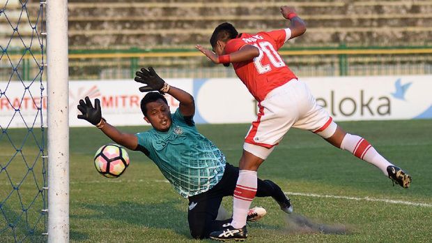 Striker Persija Jakarta Bambang Pamungkas mencetak ke gawang Arema FC.