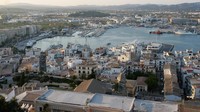 Ibiza adalah nama pulau di Laut Mediterania, sekitar 150 km dari Kota Valencia. Pulai ini masih masuk wilayah Spanyol. (Foto: Chris Jackson/Getty Images)