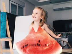 Gemas! Foto Viral Ibu Buat Gaun dari Makanan Untuk Putrinya