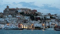 Sepanjang Juni hingga Juli, Ibiza punya suhu udara yang sangat hangat. Lokasinya yang masih di Eropa membuat tempat ini jadi incaran pesepakbola top dunia. (Foto: David Ramos/Getty Images)