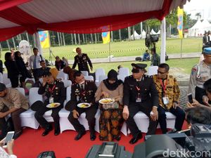 Kapolri Berikan Tumpeng ke Polisi Korban Teror