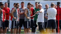Lukaku dan pemain-pemain MU lainnya berlatih di bawah arahan manajer Jose Mourinho. Foto: REUTERS/Lucy Nicholson