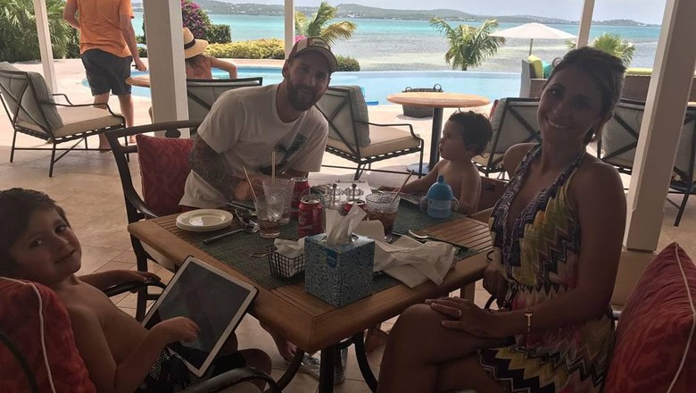 Messi dan keluarganya yang tengah bulan madu (@leomessi/Instagram)