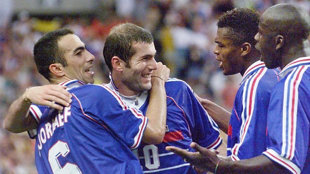 Zidane bersama rekan-rekan timnas Prancis yang multiras saat juara Piala Dunia 1998.
