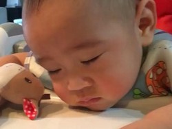 Ah, Lucunya! Ekspresi Balita-balita yang Tertidur Pulas Sambil Makan Ini