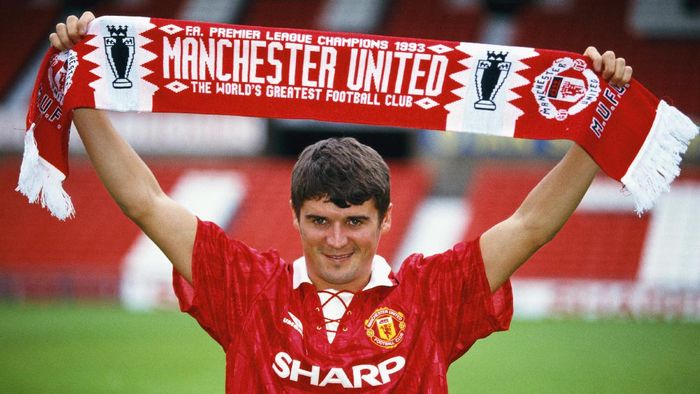 Roy Keane MANCHESTER, UNITED KINGDOM - AUGUST 01: New Manchester United signing Roy Keane poses with a club scarf at Old Trafford after signing from Nottingham Forest ahead of the 1993/94 season. (Photo by Mike Hewitt/Allsport/Getty Images)