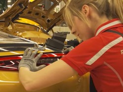 Lihat Produksi Mobil Porsche, Ada Campur Tangan Wanita Cantiknya Lho
