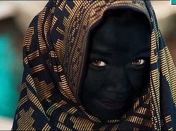 Tampilkan Wanita Berkerudung dengan Wajah Gosong, Iklan Apotek Ini Dikritik