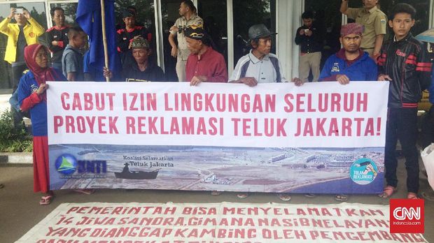 Komunitas Nelayan Tradisional (KNT) Muara Angke memaksa masuk ruang sidang pembahasan dokumen Analisis Mengenai Dampak Lingkungan (AMDAL) RKL-RPL reklamasi dan pembangunan di atas Pulau G di Dinas Lingkungan Hidup DKI.