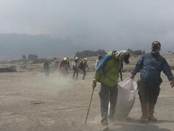 Pasca Yadnya Kasada, Bromo Lovers Bersihkan Sampah