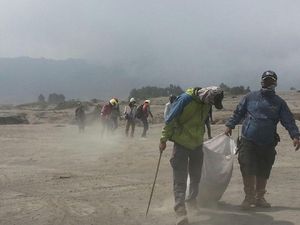 Pasca Yadnya Kasada, Bromo Lovers Bersihkan Sampah Pasca Yadnya Kasada, Bromo Lovers Bersihkan Sampah