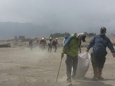 Foto: Bromo Lovers Bersihkan Sampah Usai Yadnya Kasada