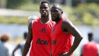 Lukaku bersama sahabatnya, Paul Pogba. Keduanya bernaung di bawah agen Mino Raiola dan sekarang menjadi rekan setim di MU. Foto: REUTERS/Lucy Nicholson