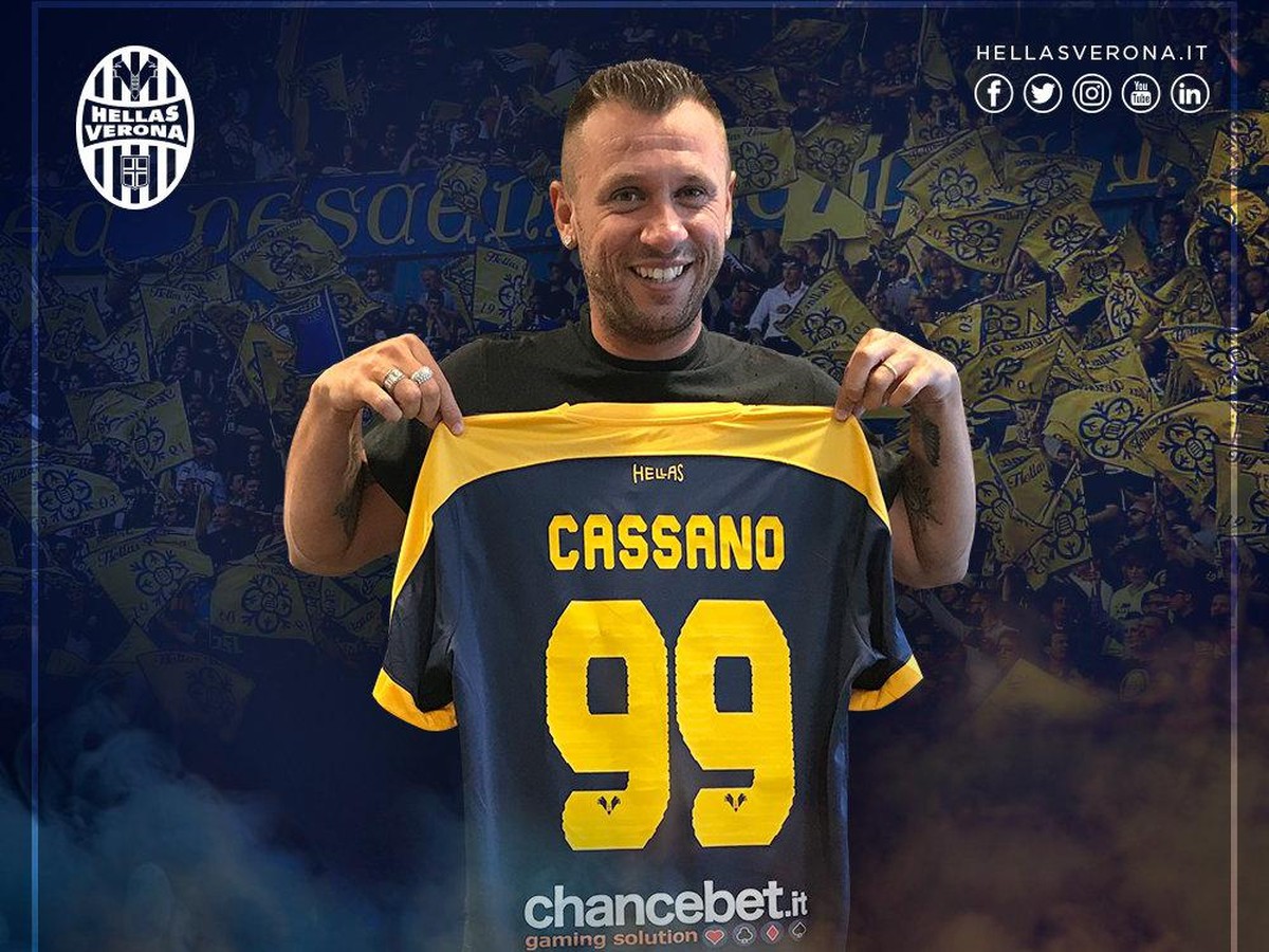 Cassano memutuskan pensiun di pagi hari, lalu membatalkannya pada siang (Foto: Twitter Hellas Verona @HellasVeronaFC)