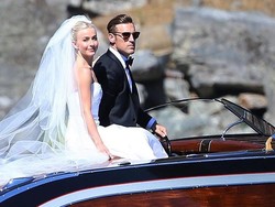 Melihat Gaun Pernikahan Cantik Julianne Hough Seharga Rp 267 Juta