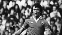 Lou Macari, penggawa MU era 1973–1984, pernah memakai sejumlah nomor di Old Trafford walaupun paling identik dengan nomor 10. Macari langsung jadi pujaan fans MU saat awal bergabung dari Celtic karena memilih ke MU usai menolak Liverpool. (Foto: Frank Tewkesbury/Evening Standard/Getty Images)