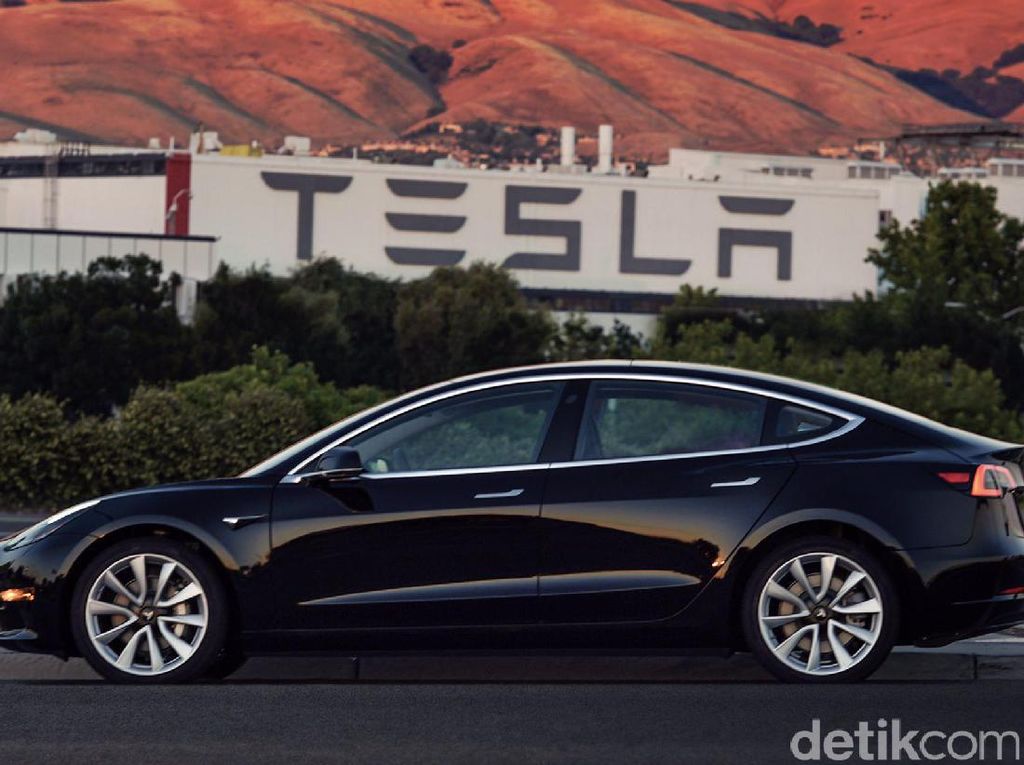 7.600 Mobil Tesla Mau Ditarik, Ada Apa Nih?
