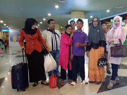 Akan ke Jakarta, ABG Selamet-Rohaya Curi Perhatian di Bandara