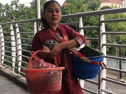 Belajar dari Kehidupan Teh Ninih yang Kini Kembali Jualan Getuk