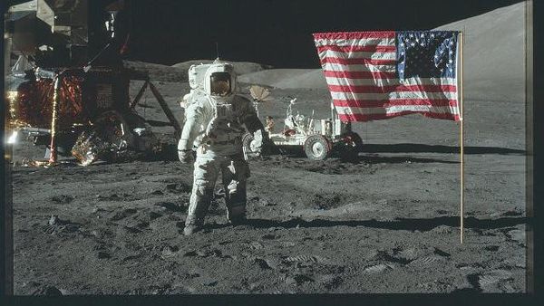 Potret Klasik Penjelajahan Astronaut ke Bulan