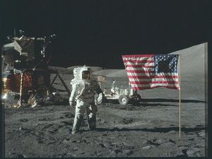 Video Insiden Astronaut Jatuh-Nyungsep Saat Berjalan di Bulan