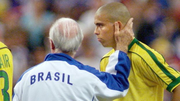 Ronaldo Luis Nazario de Lima menjadi fenomena sepak bola di era 90-an.