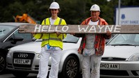 Para pekerja di Goodison Park pun tak lupa mengucapkan selamat datang untuk Rooney (Foto: REUTERS/Phil Noble)