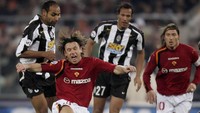 Cassano bergabung dengan Roma pada musim panas 2001. Salah satu penampilannya yang paling membekas adalah dua gol yang dicetaknya ke gawang Juventus saat Roma menang 4-0 pada 2004. Foto: Getty Images