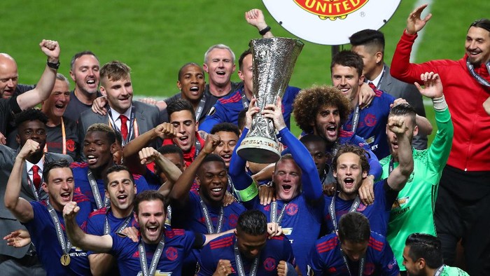 Rooney STOCKHOLM, SWEDEN - MAY 24: Wayne Rooney of Manchester United lifts The Europa League trophy after the UEFA Europa League Final between Ajax and Manchester United at Friends Arena on May 24, 2017 in Stockholm, Sweden. (Photo by Alex Grimm/Getty Images)