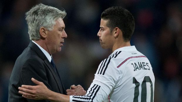 MADRID, SPAIN - APRIL 18: Head coach Carlo Ancelotti (L) of Real Madrid CF shakes hands with his player James Rodriguez (R) after the La Liga match between Real Madrid CF and Malaga CF at Estadio Santiago Bernabeu on April 18, 2015 in Madrid, Spain.  (Photo by Gonzalo Arroyo Moreno/Getty Images)