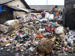 Selain Baleendah, Sampah Menumpuk di Pasar Majalaya Bandung