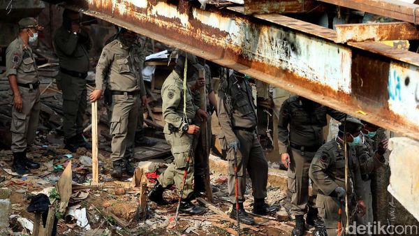 Petugas Gabungan Ikut Bantu Pembongkaran di Bukit Duri