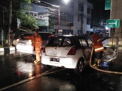 Diduga karena Korsleting, Mobil Swift Terbakar di Tendean