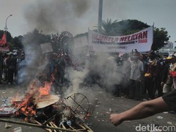Protes Larangan Cantrang, Nelayan Bakar Pocong di Depan Istana