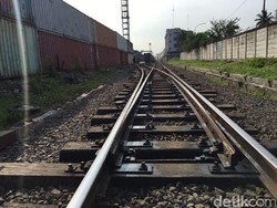 Berjudi Nyawa di Palang Pintu Kereta Stasiun Citayam