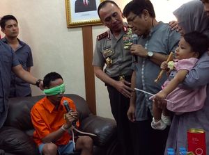 Momen Pertemuan Tersangka Penembakan dengan Ortu Italia Momen Pertemuan Tersangka Penembakan dengan Ortu Italia