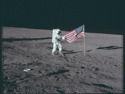 Tersandung hingga Terjatuh, Tingkah Astronaut saat Mendarat di Bulan