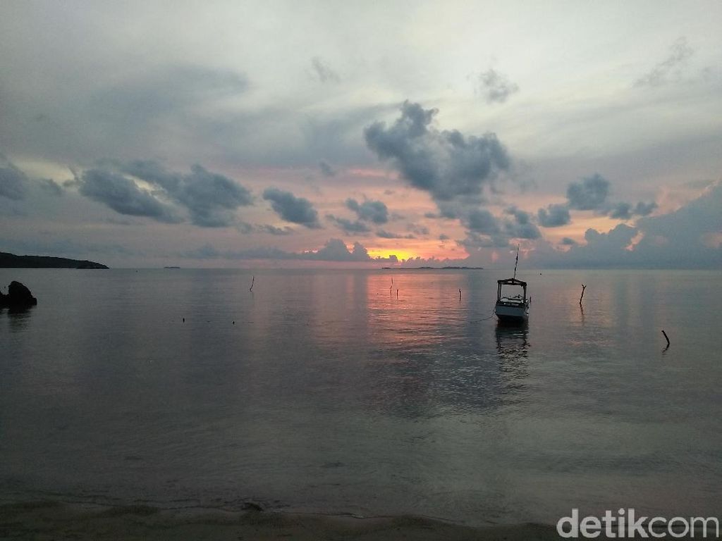 Foto: Sunrise Teduh dan Menenangkan di Karimunjawa Foto: Sunrise Teduh dan Menenangkan di Karimunjawa