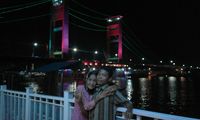 Jembatan Ampera, Spot Bulan Madu ABG Selamet & Nenek Rohaya