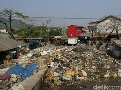 Pemkab Bandung Segera Angkut Sampah Menumpuk di Pasar Baleendah