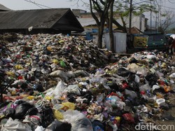 Sampah Menumpuk Selama 4 Bulan di Pasar Baleendah Bandung